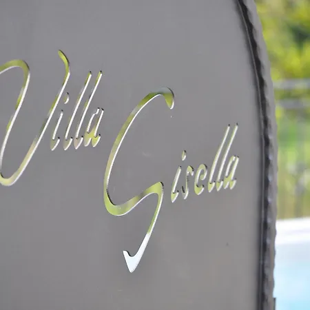 Gisella Villa *